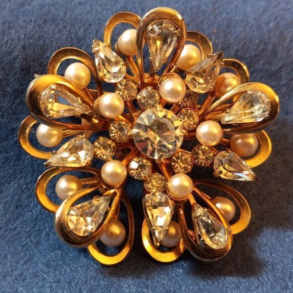 Rhinestone/Faux Pearl Gold Tone Brooch - Picture 1 of 3